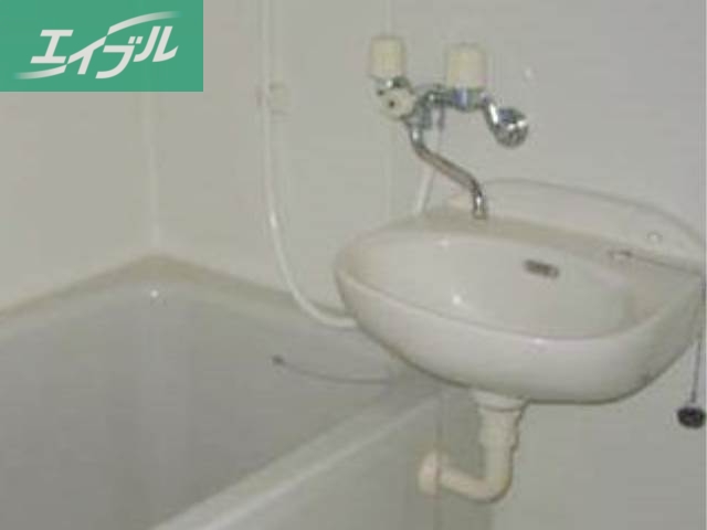 洗面設備　同物件の別のお部屋の写真です。実際とは異なります。