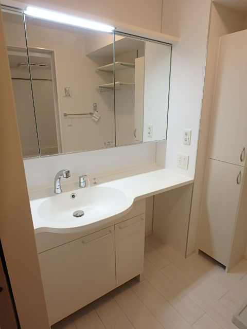 洗面設備　使いやすい洗面台です