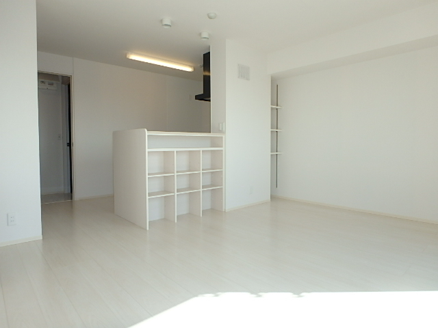 居室・リビング　ゆったり１３帖のリビングでくつろげますね