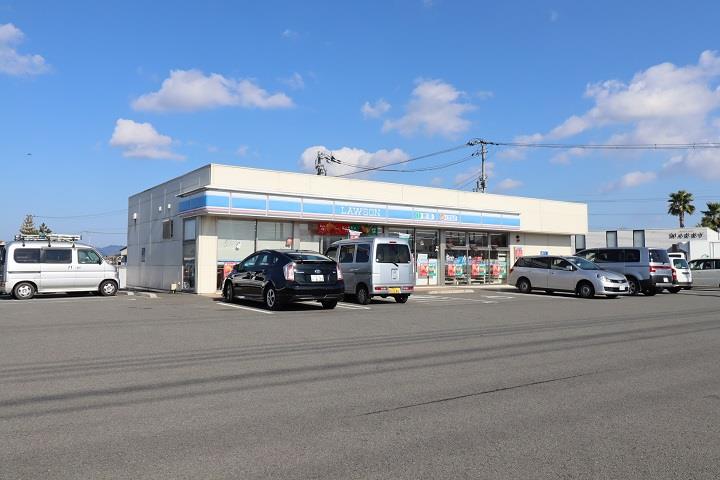 コンビニ　ローソン（コンビニ）まで700m