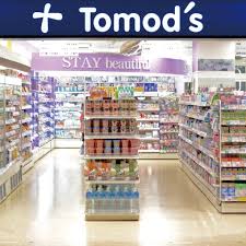 ドラックストア　トモズ トルナーレ浜町店（ドラッグストア）まで421m