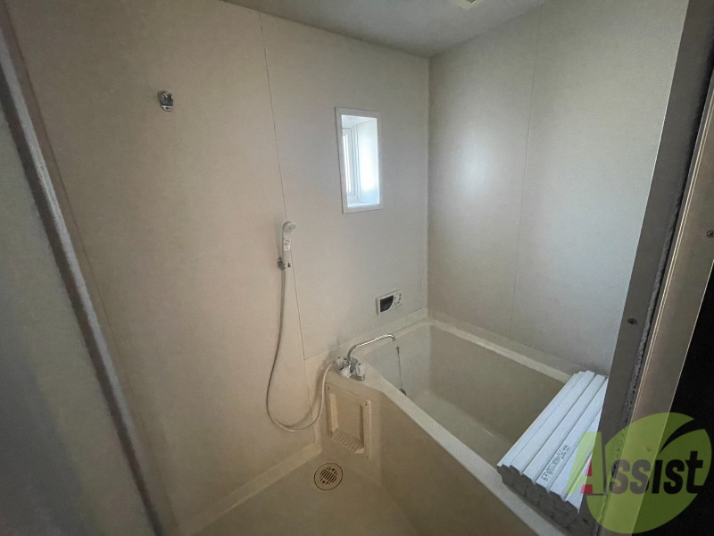 バス・シャワールーム　浴室はシンプルなデザイン。追い焚き機能付きです。