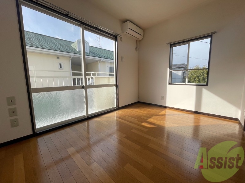 居室・リビング　６帖の洋室、南向きで日当たりも良好です