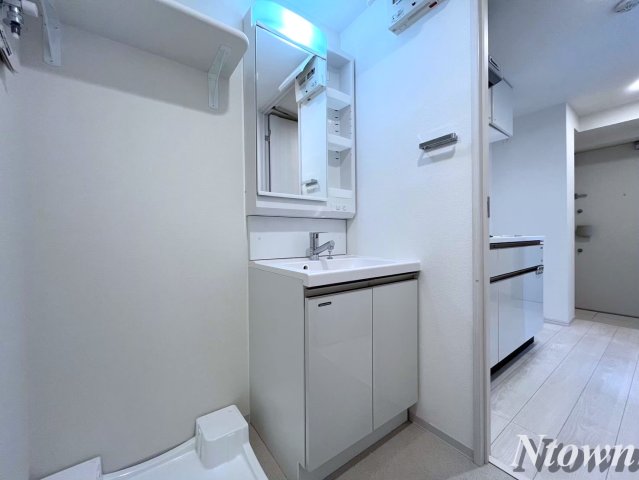 洗面設備　独立洗面台、小物を置くことができて便利です