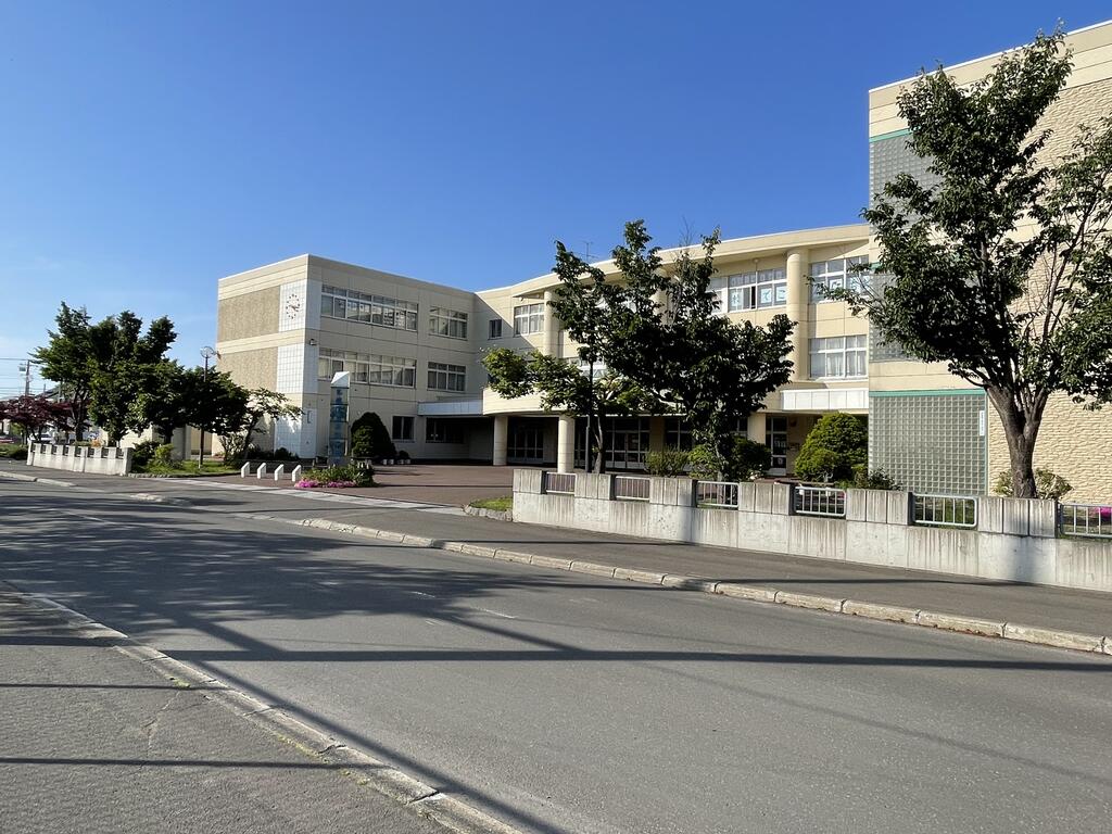 中学校　札幌市立新陵中学校（中学校）まで685m