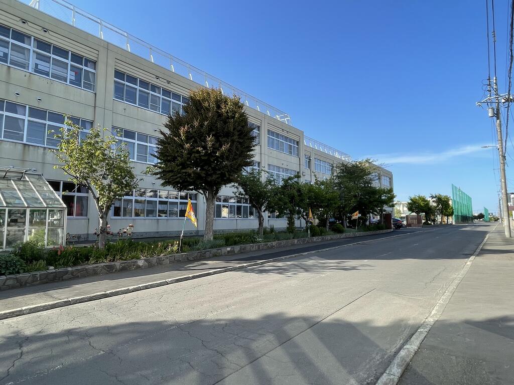小学校　札幌市立新陵東小学校（小学校）まで511m