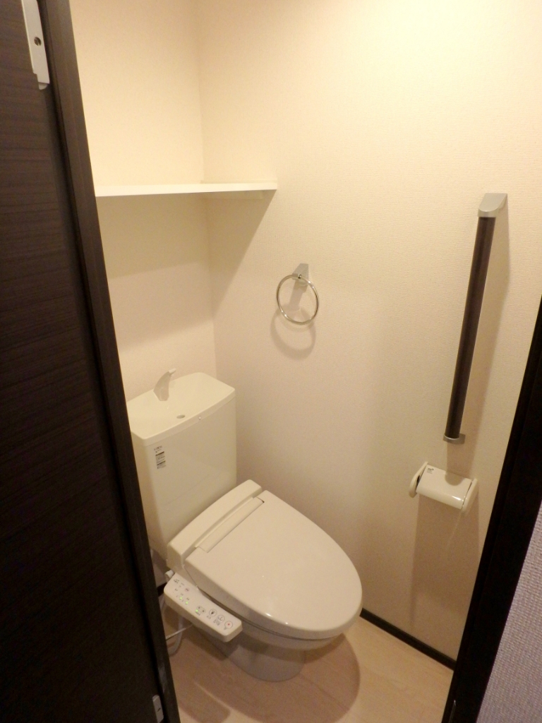 トイレ　温水洗浄便座です