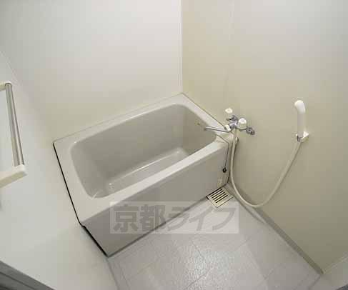 バス・シャワールーム　ファミリータイプのお風呂です。