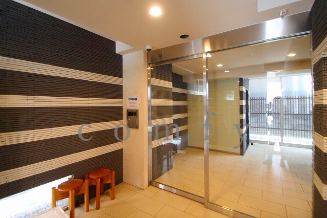 エントランス　オートロック付きエントランス