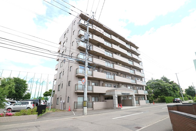 建物外観　閑静な住宅地に建つマンションです♪