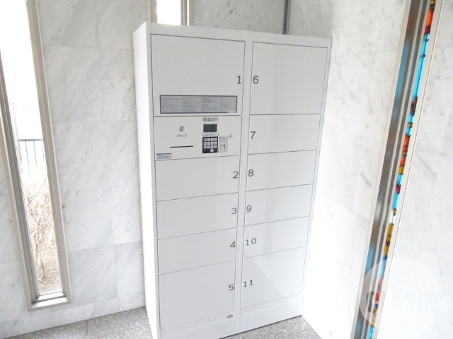 エントランス　留守中の荷物の受取は宅配ＢＯＸで♪