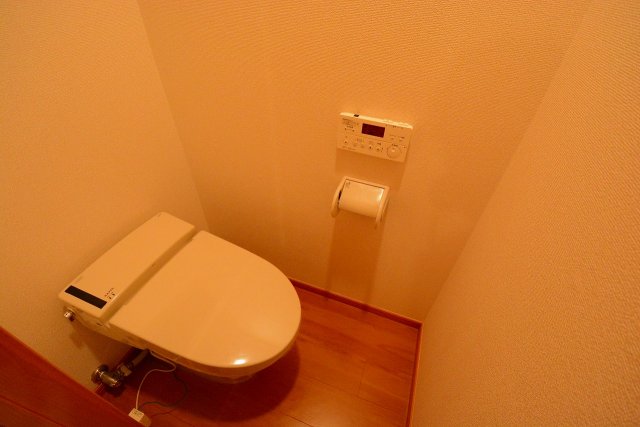 トイレ　暖房便座付きです♪