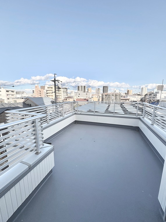 バルコニー　外からの目が気にならないバルコニーで洗濯物が干せます