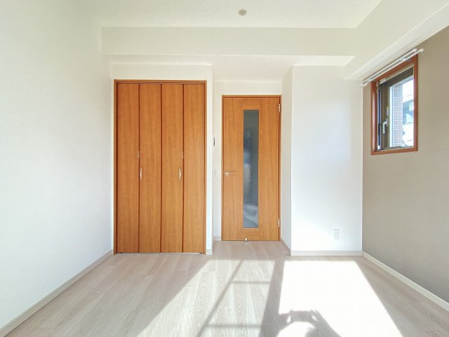 その他部屋・スペース　開放的な寝室です