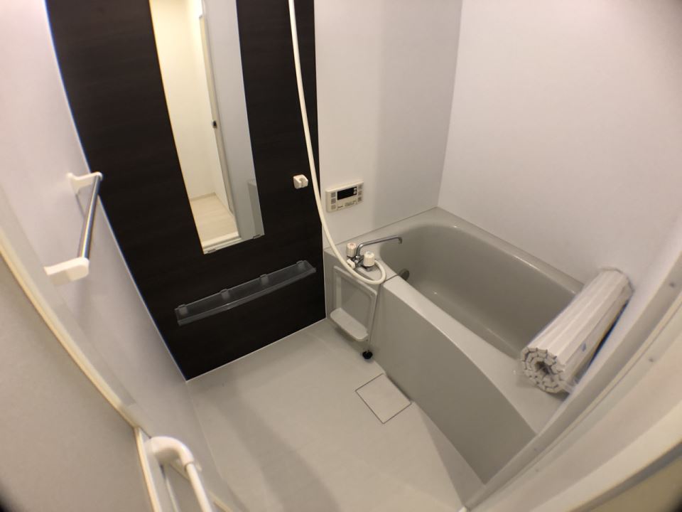 バス・シャワールーム　浴室乾燥機と鏡付です