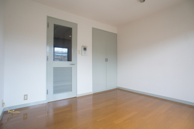 その他部屋・スペース　明るい色合いのフローリングが優しい雰囲気の室内です☆