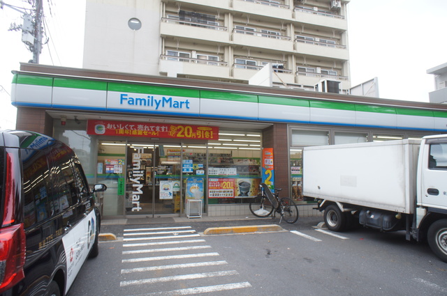 コンビニ　ファミリーマート杉並下高井戸二丁目店（コンビニ）まで559m