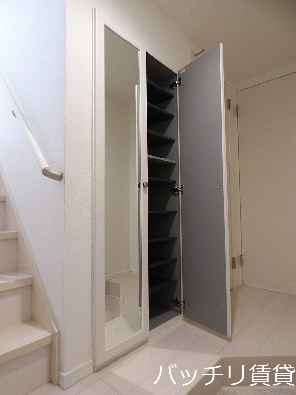 玄関　同型タイプのため、現状を優先いたします。