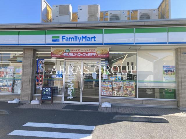 コンビニ　ファミリーマート 茅ヶ崎小和田三丁目店（コンビニ）まで594m