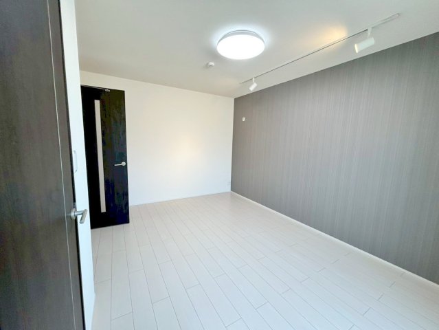 その他部屋・スペース　ゆとりのあるベッドルームで快適な睡眠をとってくださいね。