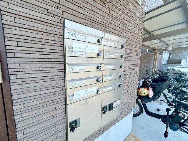 ロビー　ロビーにある各部屋毎のメールボックス。