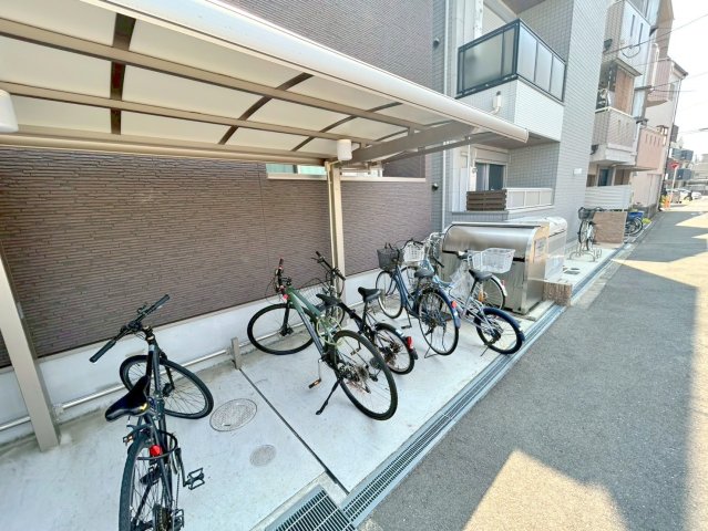 駐車場　敷地内には入居者専用の駐輪スペースもあります。