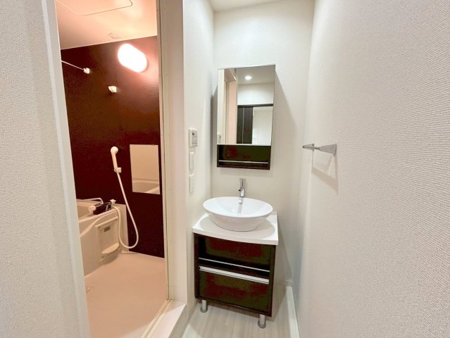 洗面設備　身支度が出来る独立洗面台です。