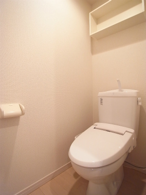 トイレ　落ち着いた色調のトイレです