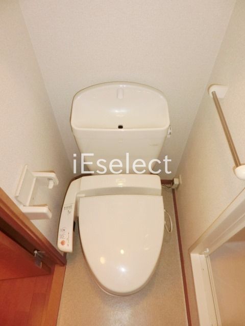 トイレ　温水洗浄便座付きのトイレです