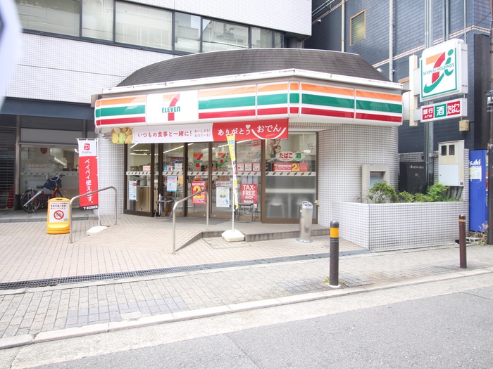 コンビニ　セブンイレブン（コンビニ）まで300m