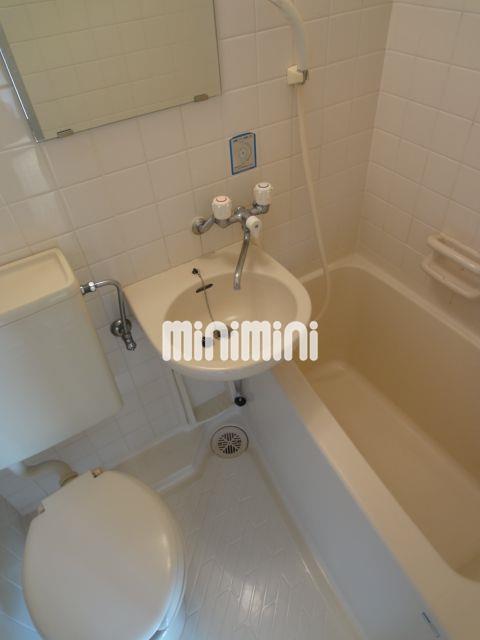 バス・シャワールーム　一人暮らしに十分な３点ユニットバス。お掃除が楽チンですよ。