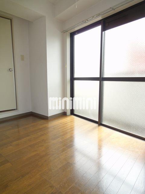 居室・リビング　窓が大きくて陽がよく入ります。