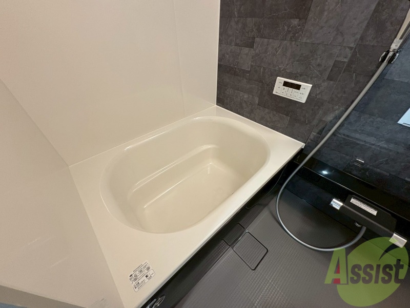 バス・シャワールーム　こちらはバスルームになります。追い炊き機能付。