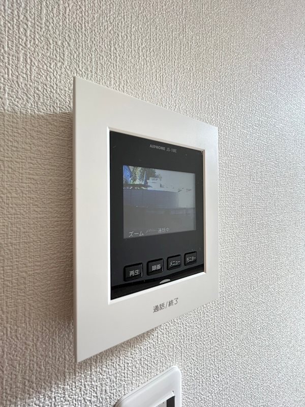 セキュリティ　訪問者を映像で確認できるモニター付きインターホン。