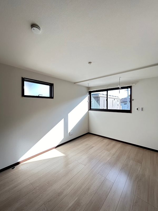 その他部屋・スペース　二面採光で開放感のある洋室。