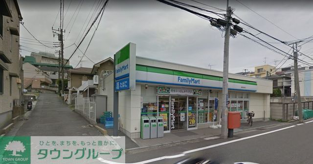 コンビニ　ファミリーマート横浜釜台町店（コンビニ）まで740m