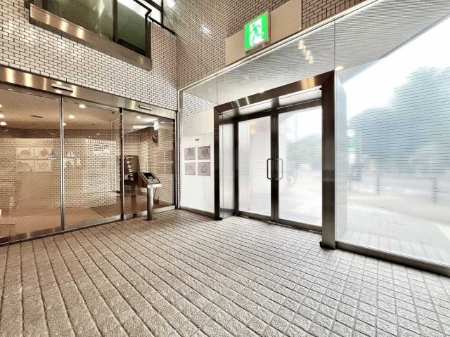 エントランス　落ち着いたエントランスです