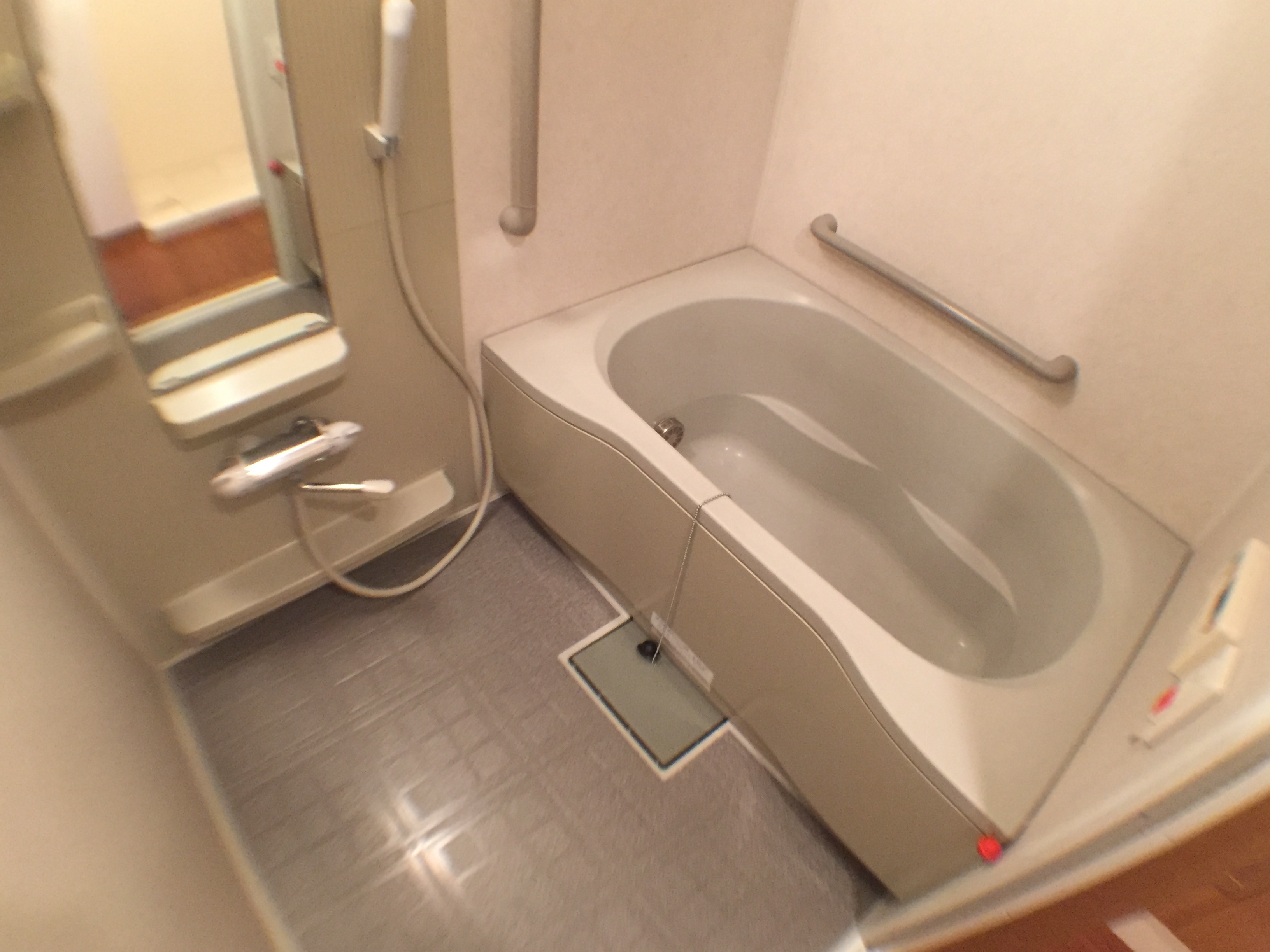 バス・シャワールーム　ゆったりとした浴室。緊急時用のボタンつき