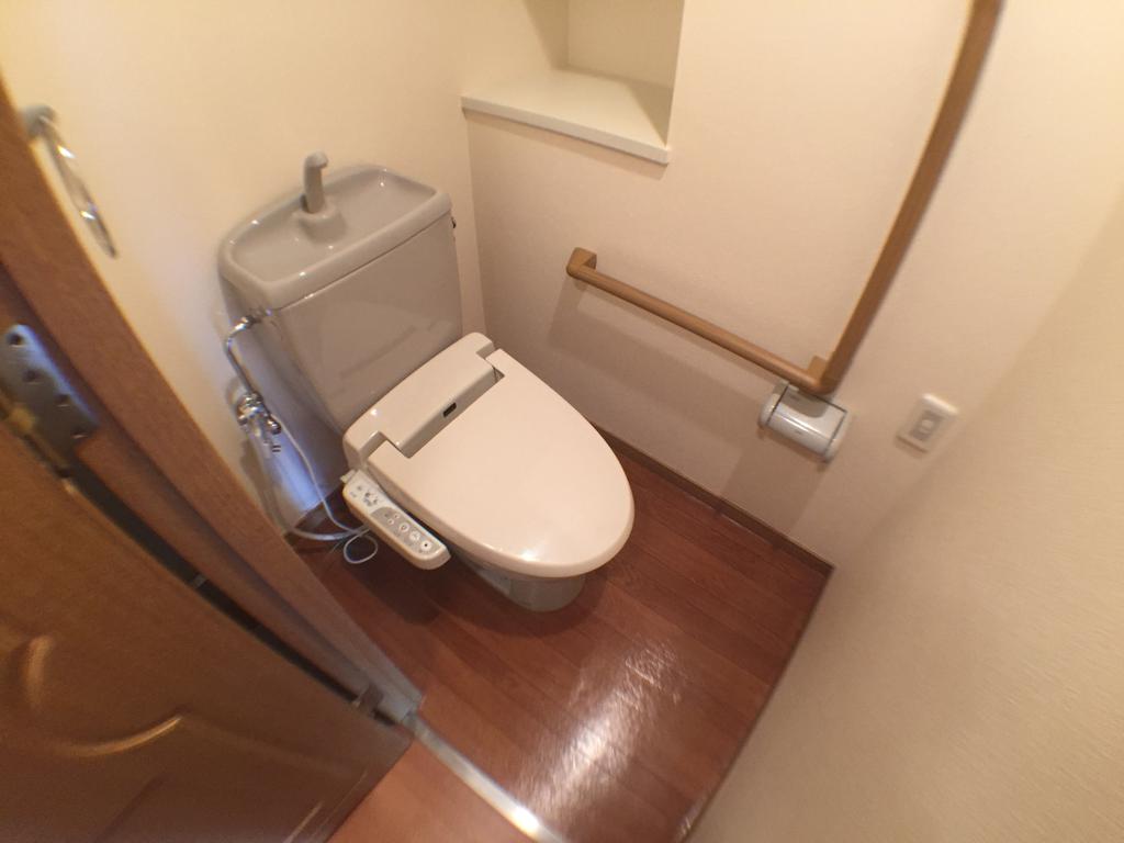 トイレ　ウォシュレットつき。手すりもあり、大変便利。