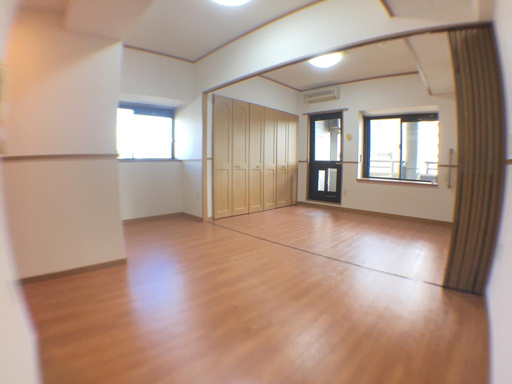 居室・リビング　居室とダイニングとなります。