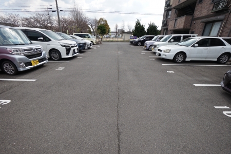 駐車場　駐車場があるので、車を買う予定の方も安心です