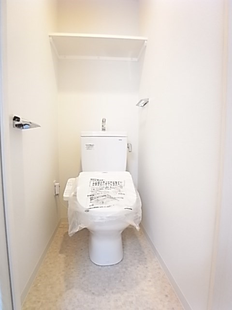 トイレ　落ち着いた色調のトイレです