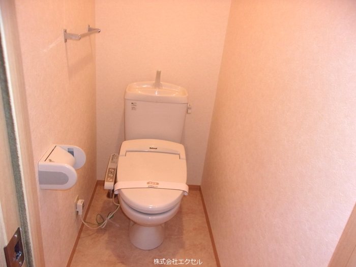 トイレ　温水洗浄便座です。