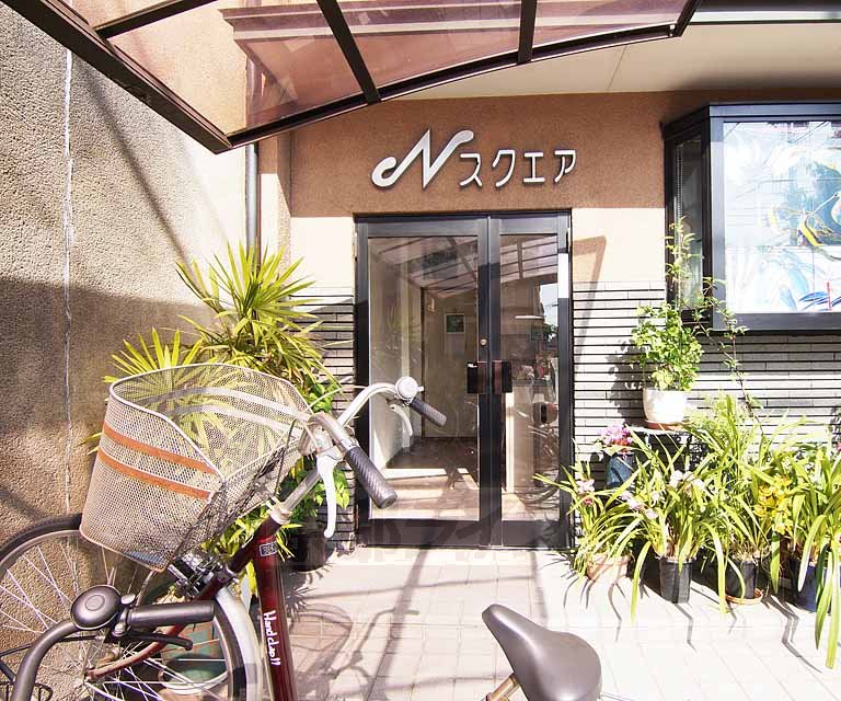 その他共有部分　花とステンドグラスに癒される入り口。