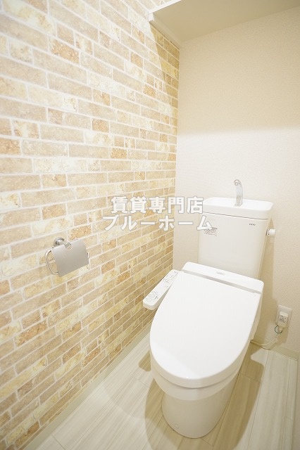 トイレ　収納棚付き！温水洗浄便座付きのトイレです！