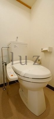 トイレ　温水洗浄便座完備のトイレです！