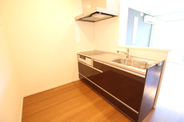 キッチン　★過去募集写真です★コンロ：２口ＩＨ・１口ラジエントヒーター