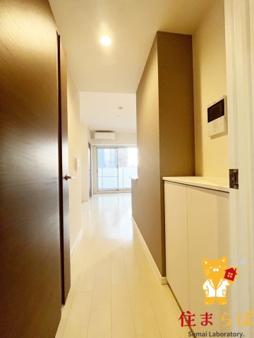 玄関　「気になったら、LINEで気軽に相談できますよ。」