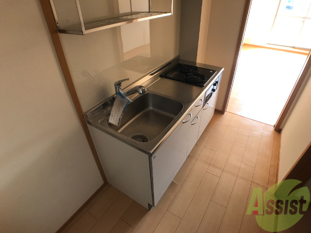 キッチン　キッチンは二口コンロ付き。料理が捗りそうですね。