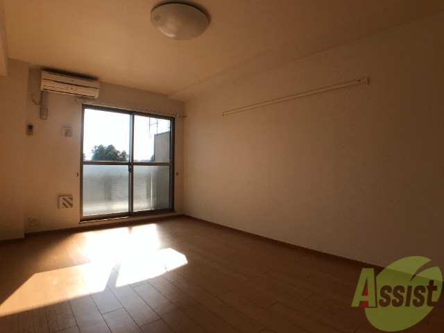 居室・リビング　リビングは９．１帖と広々としています。窓も大きめですよ。